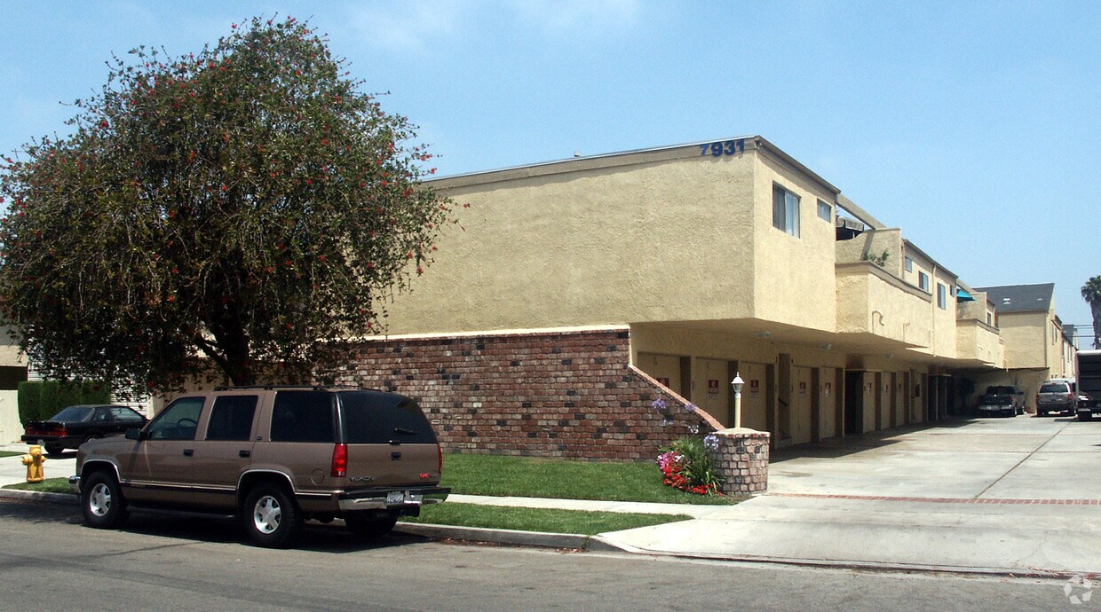 Building Photo - 7931 Stark St