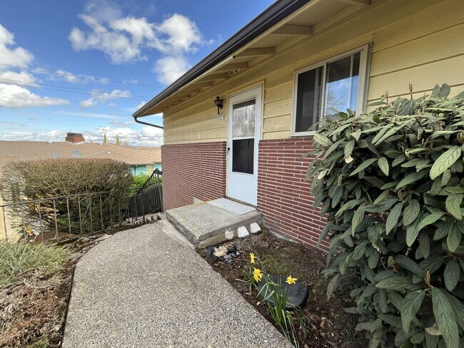 Foto del edificio - Spacious 3 Bedroom with Bonus Living Area, Patio & Built in Fireplace