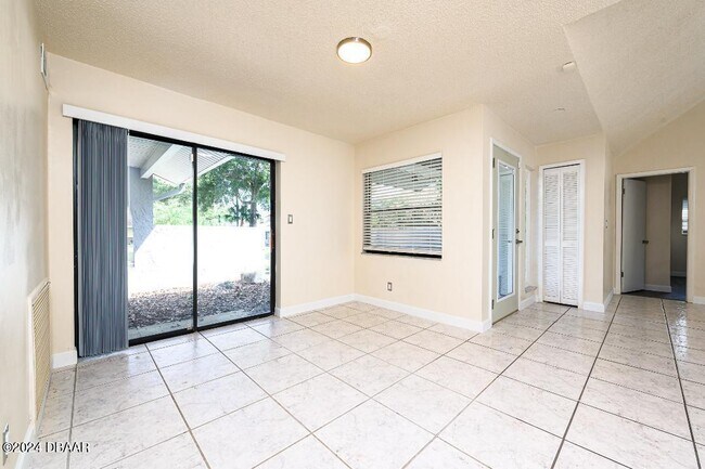 Building Photo - 4 Baywood Dr