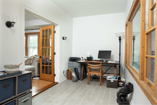 Front office/ sun room/ mud room - 2401 3rd st NE Apt 2