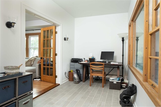 Front office/ sun room/ mud room - 2401 3rd st NE Apt 2