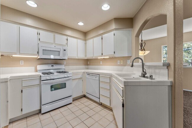 Building Photo - 1010 S Farralon Ln