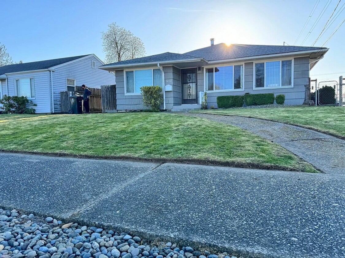 Foto principal - Beautiful 3 Bedroom Home in Tacoma WA - Apply Today!