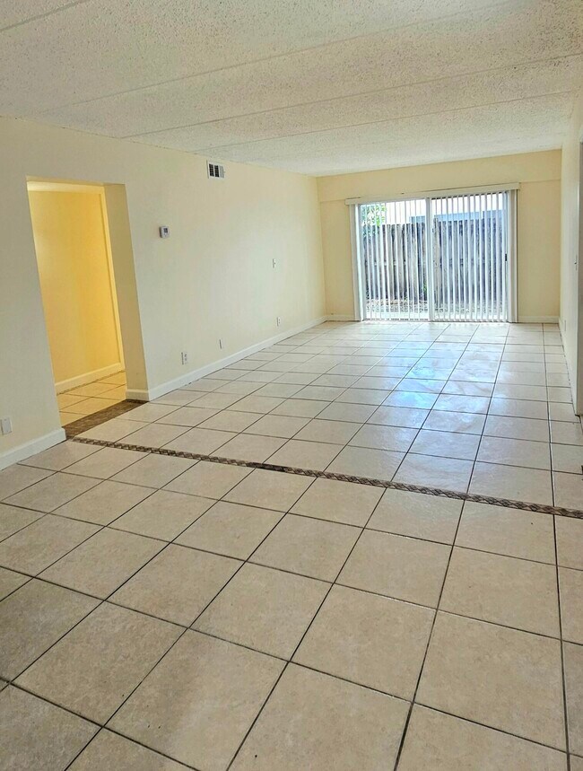 Building Photo - 1501 Crescent Cir