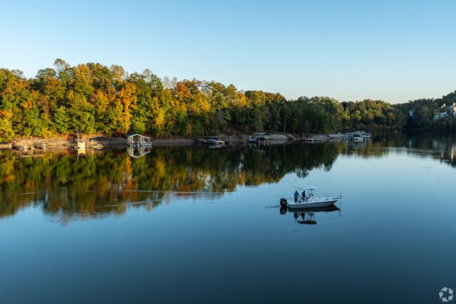 Two people boat along a lake in Dahlonega.