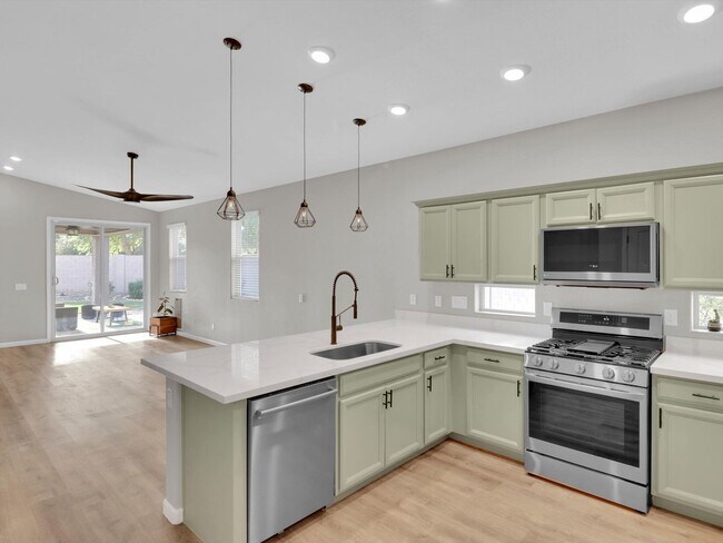 Foto del edificio - For Lease $2,275 located in a cul-de-sac in the lovely Laveen-Phoenix-South Mountain area 85041!