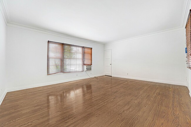 Foto del edificio - Spacious Los Feliz 2-Bed w/ In-Unit Laundry!