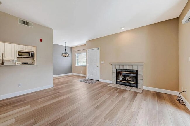 Building Photo - Lake Isabella Way