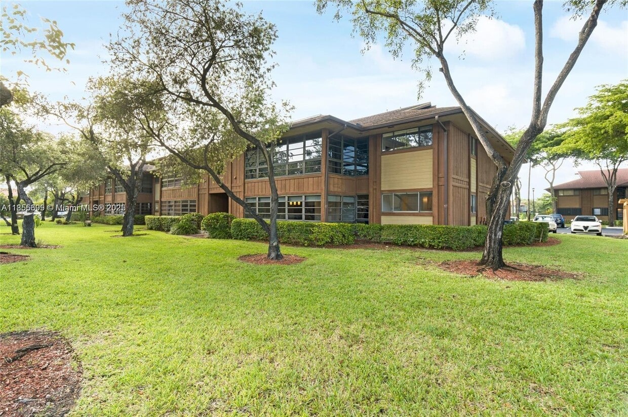 Foto principal - 4970 NW 102nd Ave
