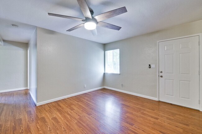 Building Photo - 508 //