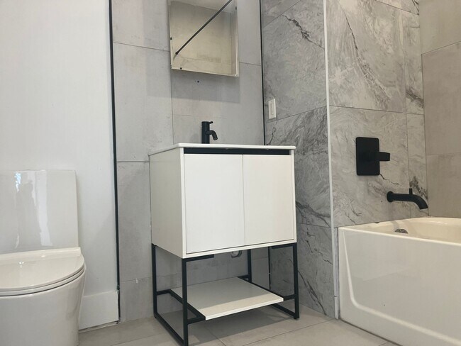 Foto del edificio - 319 Forrest St