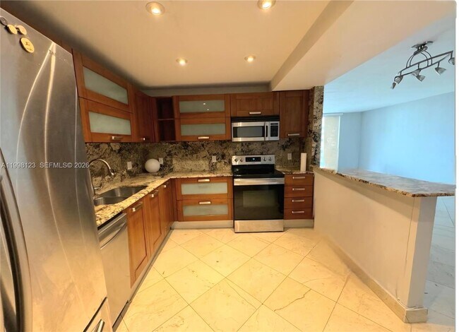 Foto del edificio - 5825 Collins Ave