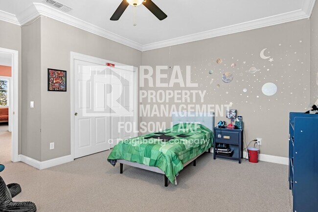 Foto del edificio - Fully furnished 5bd 3ba home in desirable Carmichael neighborhood