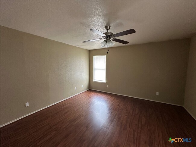 Foto del edificio - 4305 Bowles Dr