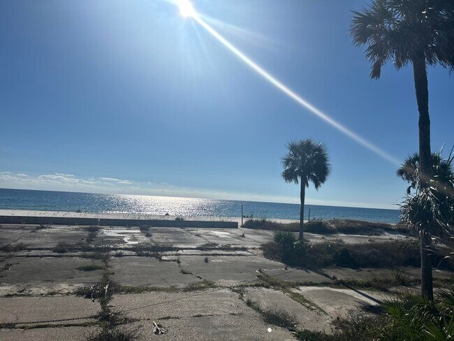 Foto del edificio - 17620 Front Beach Rd