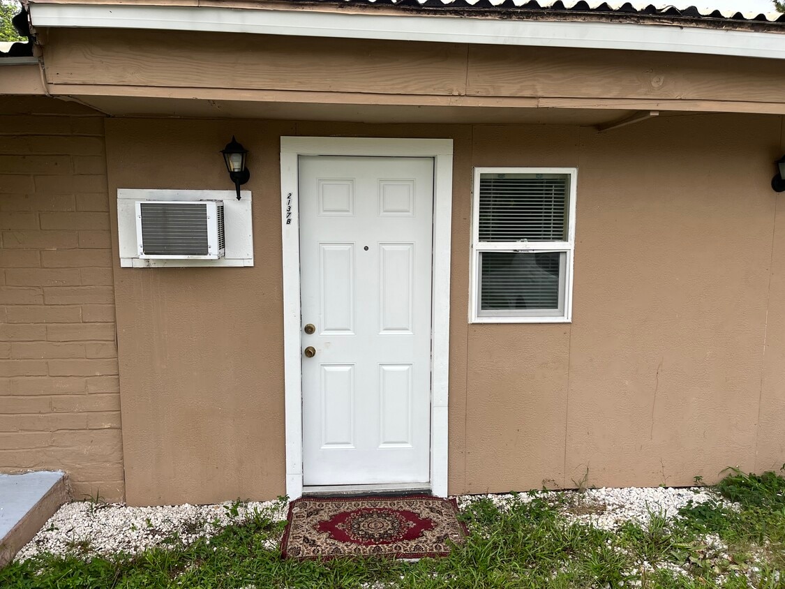 Primary Photo - 2137 Crandon Ave