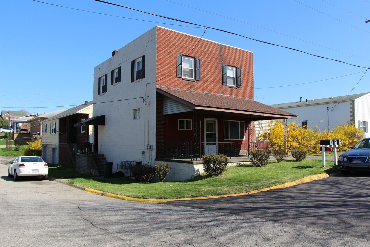 154 Columbus Way Unit APT2, Weirton, WV 26062 Room for Rent in