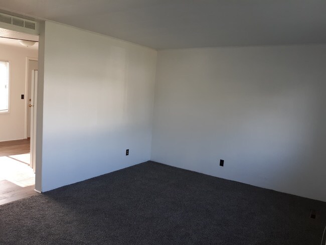 Building Photo - Neligh Duplex