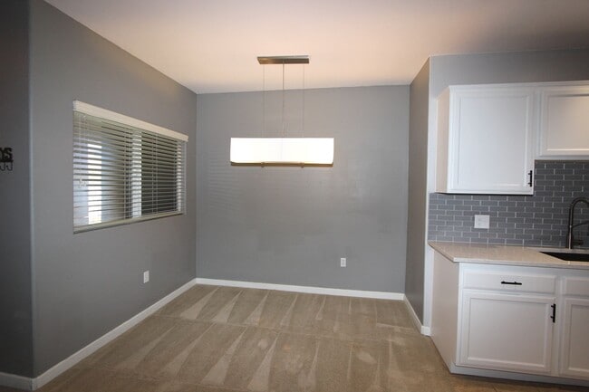 Building Photo - Light & Bright 2 bedroom 2 bathroom condo ...