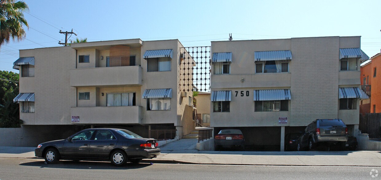 Foto del edificio - 750 N Hayworth Ave