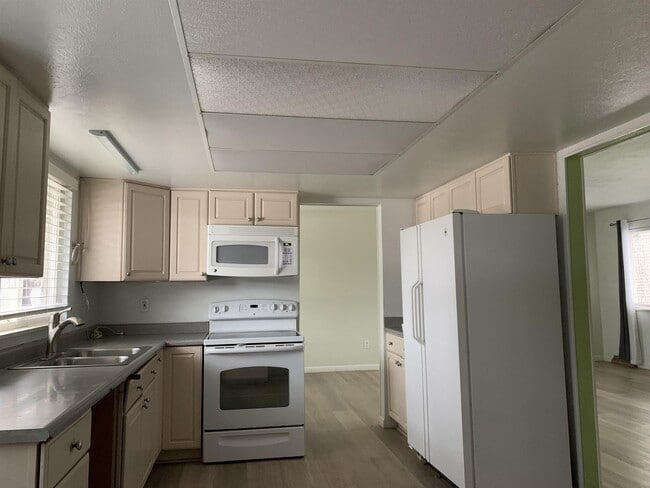 Building Photo - 6565 Zang St