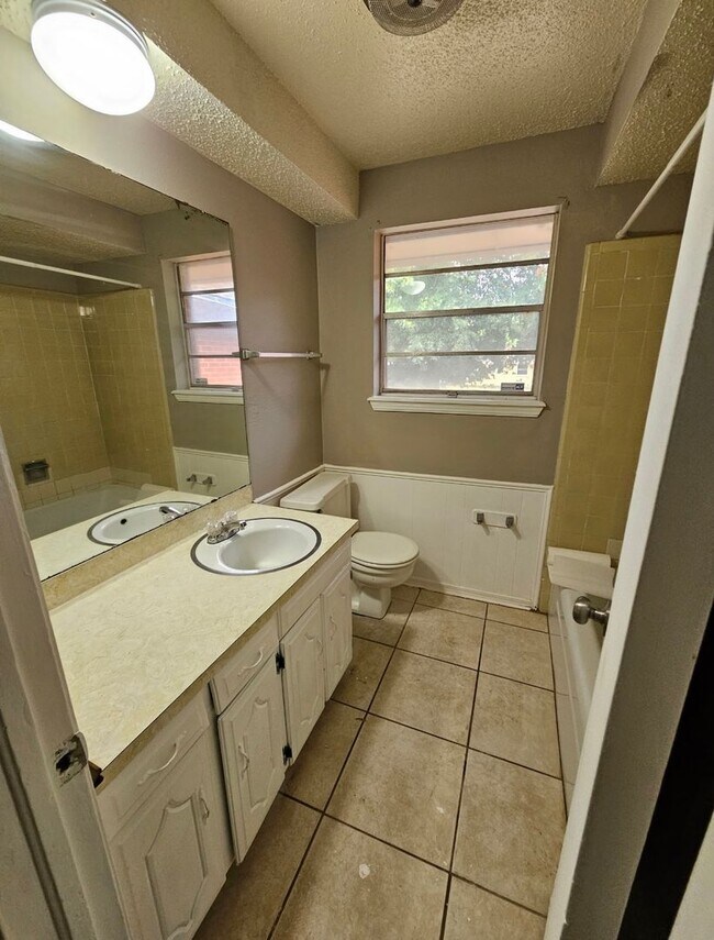 Foto del edificio - 4 Bedroom House Available