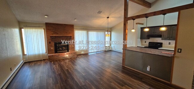 Building Photo - Updated 2 bedroom 2 bath Townhouse in central Grand Junction