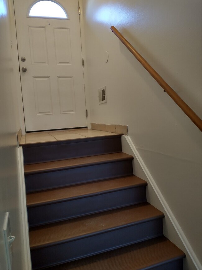 entry - 2537 W Robin Rd
