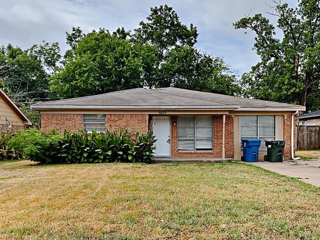 Building Photo - 1609 Parkhaven Dr