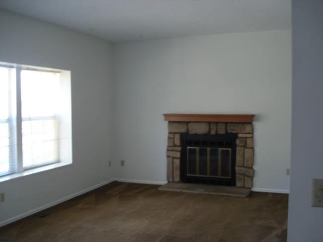 Photo - 744 Crown Point Dr Apartment