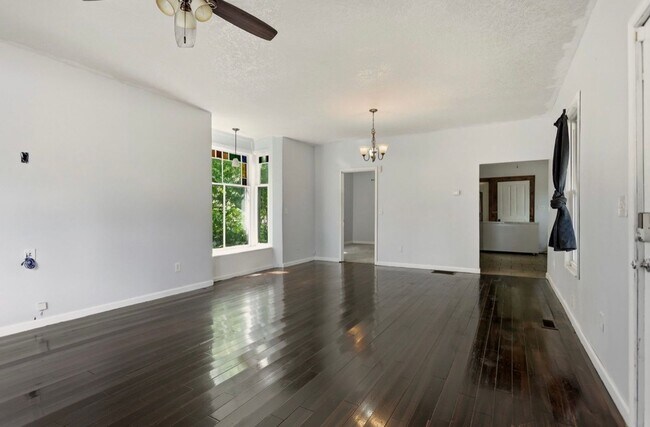 Foto del edificio - Charming 3-Bedroom Home with Fenced Yard!