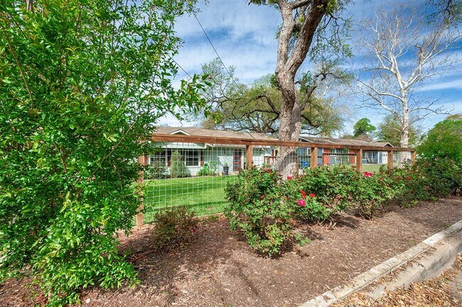 Foto del edificio - 5000 Lansing Dr