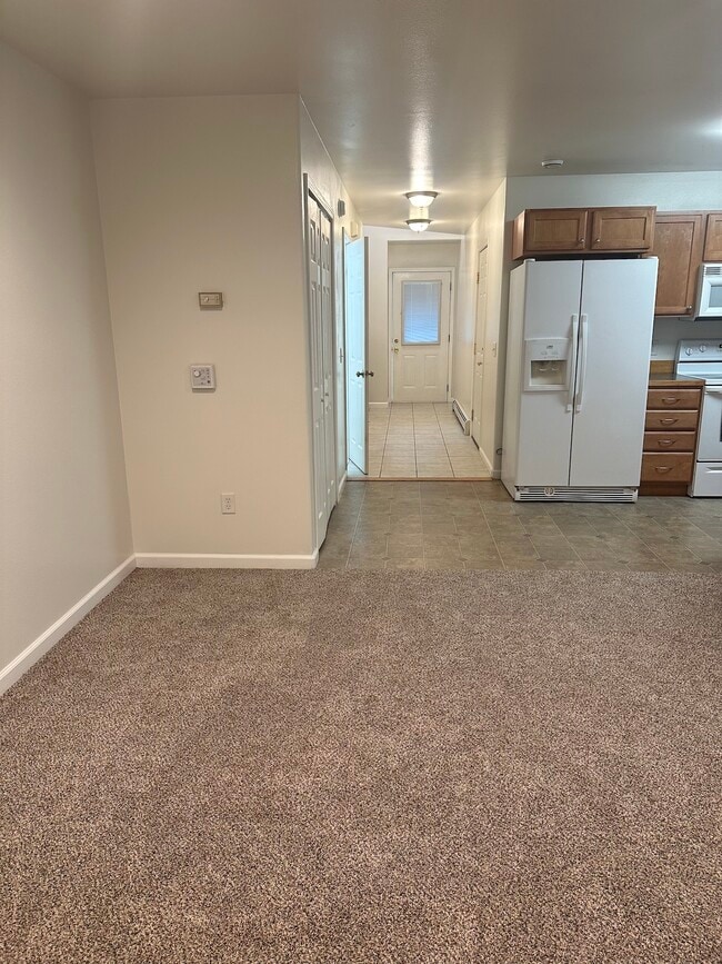 Sala de estar mirando hacia la puerta de entrada. - 3887 Blessing Ave