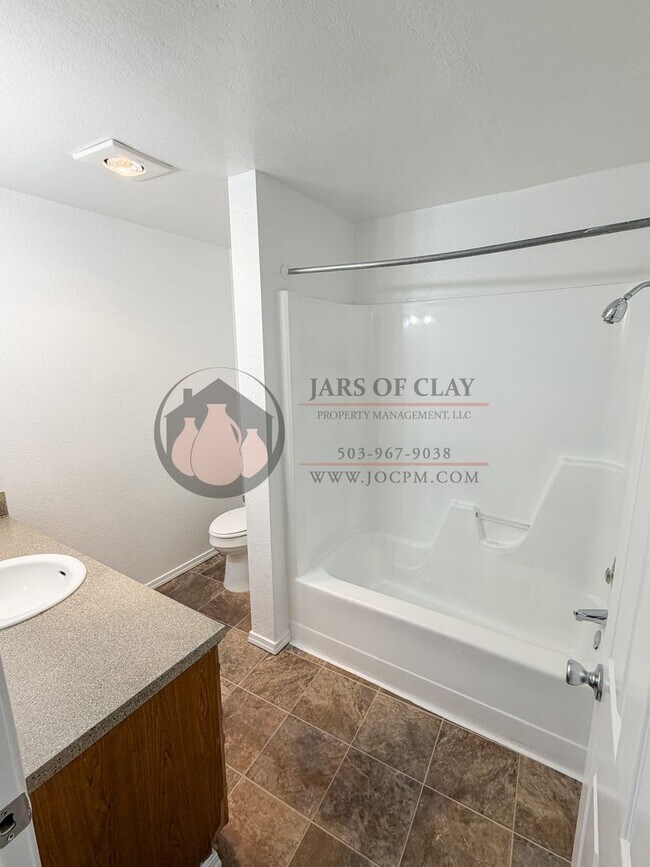 Foto del edificio - Ground Floor 2 Bedroom with Washer/Dryer Hook-ups!