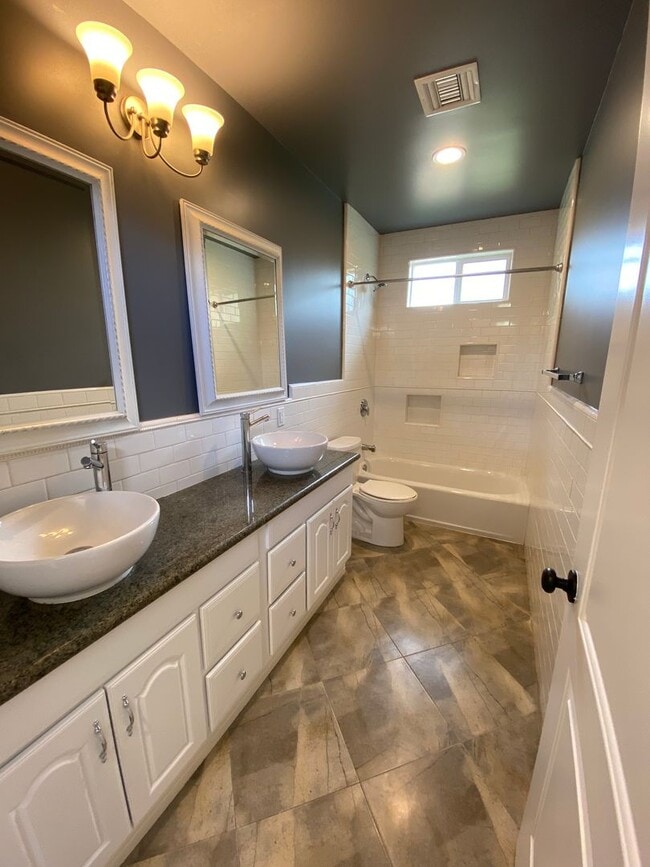 Foto del edificio - Tarzana Lifestyle: Elegant Home with Pool,...