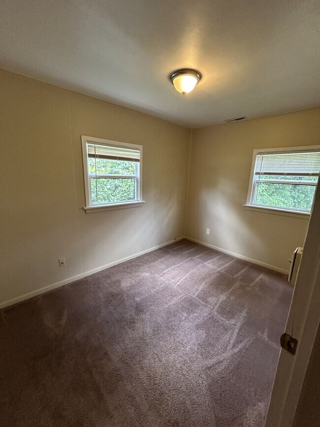 Building Photo - Two Bedroom Ranch Home