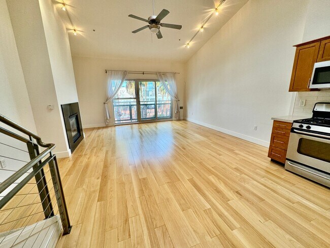 Building Photo - Tri-Level 1 Bed + 1 Loft / 2.5 Bath Condo ...