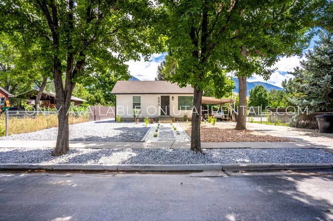 Building Photo - 690 600 W