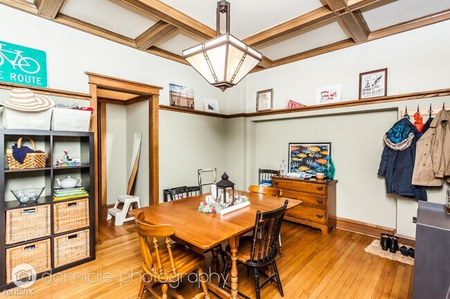 Building Photo - 2 br, 1 bath Condo - 3747 N Pine Grove Ave