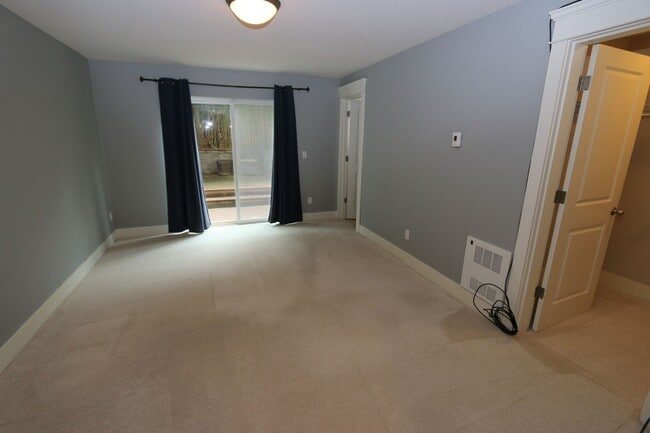 Building Photo - Wallingford 3bd/3.5ba, Vaulted Ceilings, G...