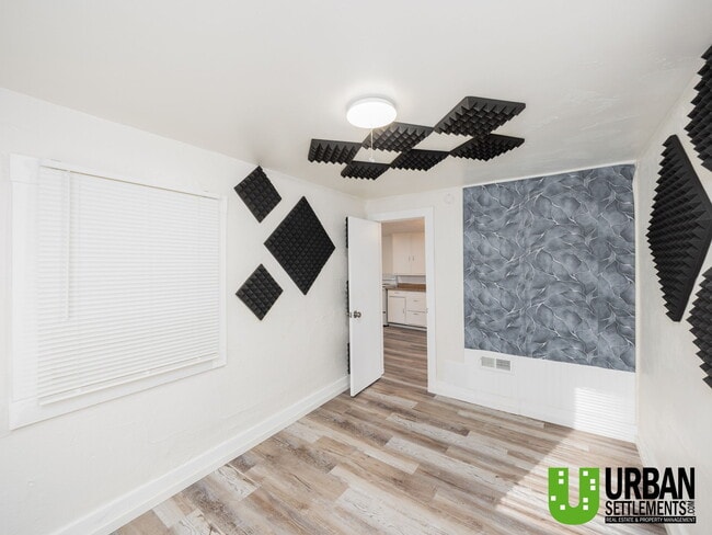 Building Photo - 370 E 8th Ave