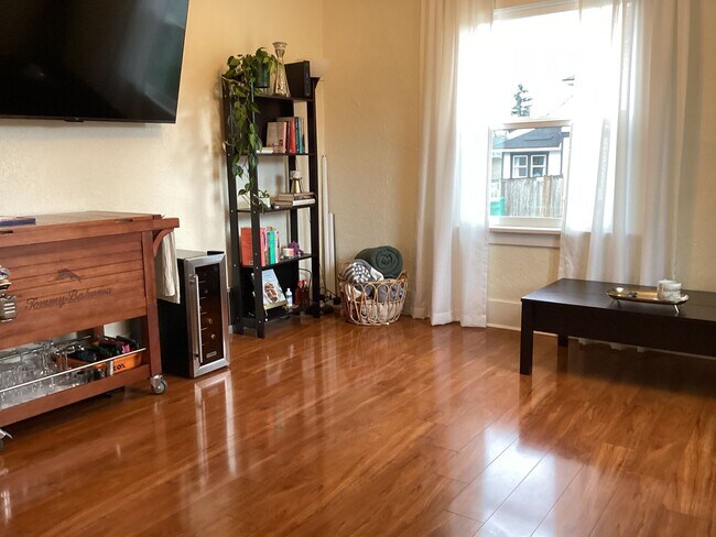 Building Photo - Cute 3 bedrooms, 2 baths walking distance ...