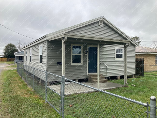 Building Photo - 1854 Ridgefield Ave