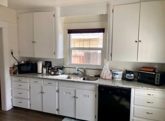 Building Photo - 3 br, 2 bath House - 1321 N Calaveras St