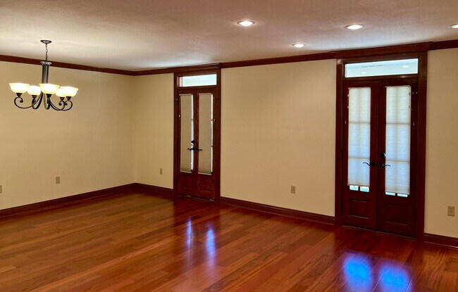 Building Photo - Beautifully updated large 4BR house in Woo...