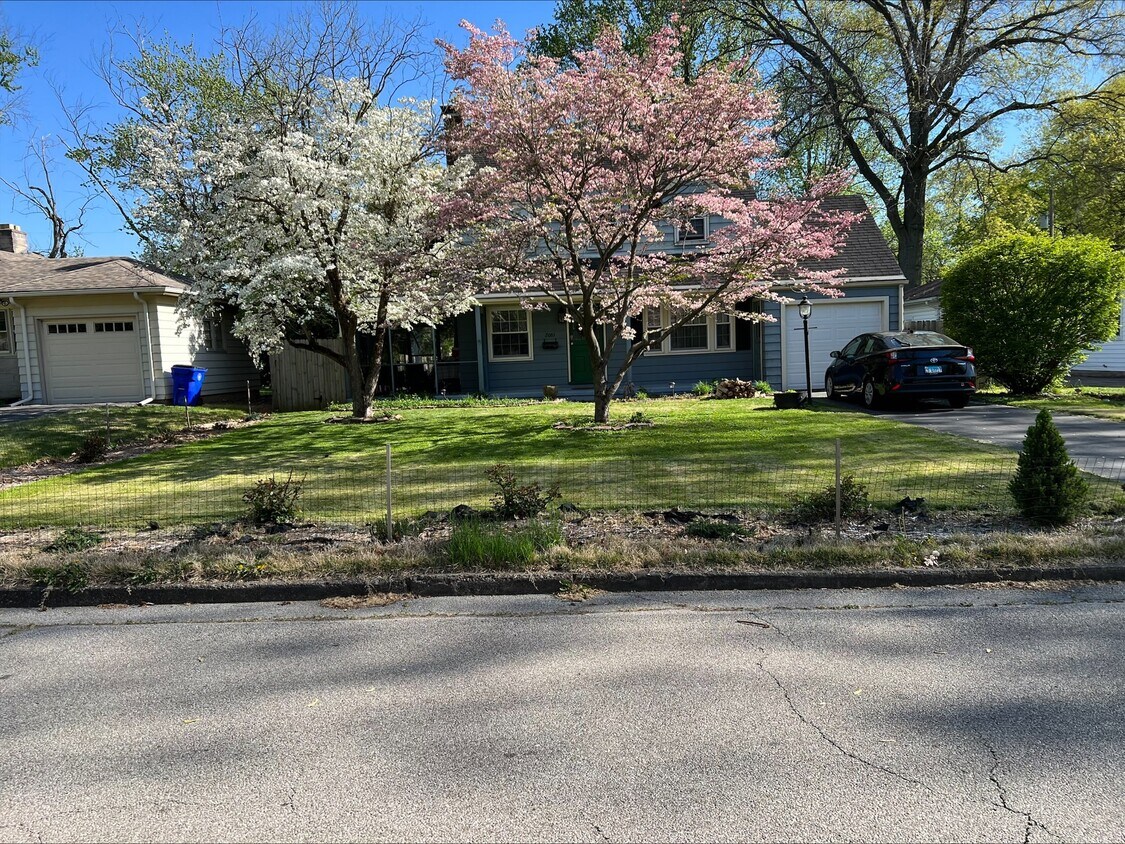 Foto principal - 2081 W Riverview Ave