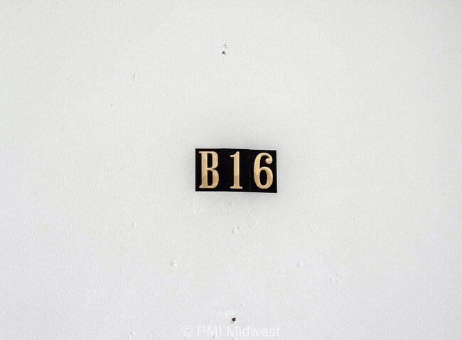 Building Photo - "Charming & Spacious 2-Bedroom Haven in Sh...