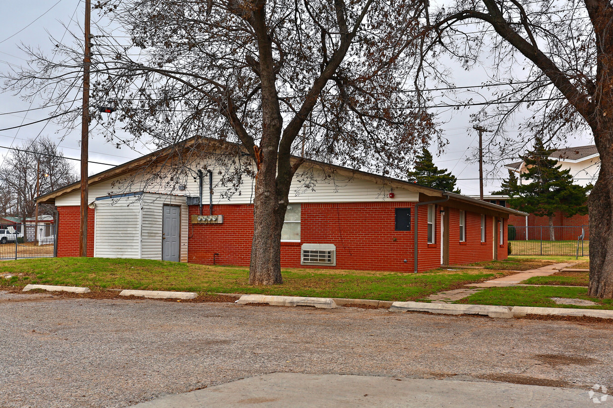 Building Photo - Hillcrest Apartments