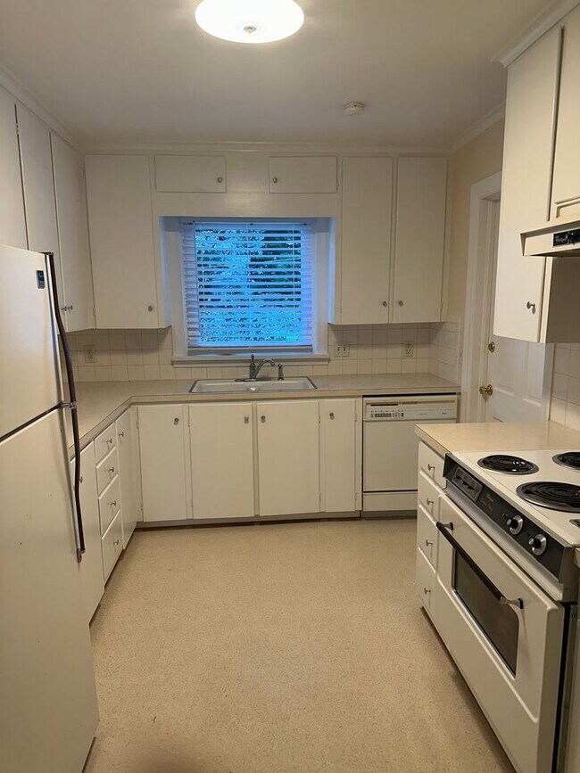 Photo - 2650 Grosvenor Pl Apartment