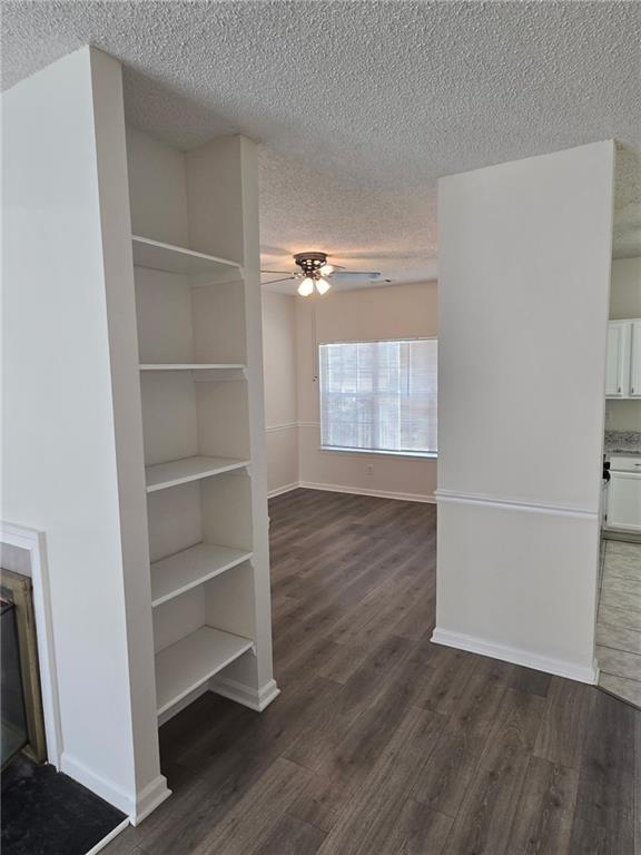 Foto del edificio - 6025 Park Wood Ct